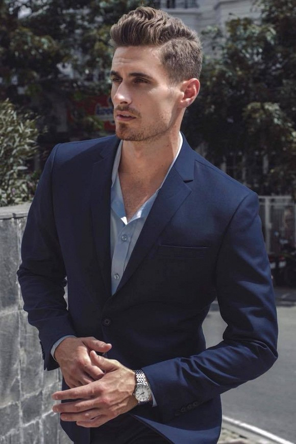 Dustin Cheverier sở hữu phong thái chững chạc, gương mặt góc cạnh, nam tính.