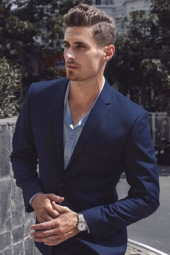 Dustin Cheverier sở hữu phong thái chững chạc, gương mặt góc cạnh, nam tính.