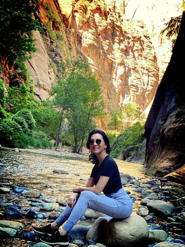 Kỳ Duyên thư giãn giữa núi rừng.