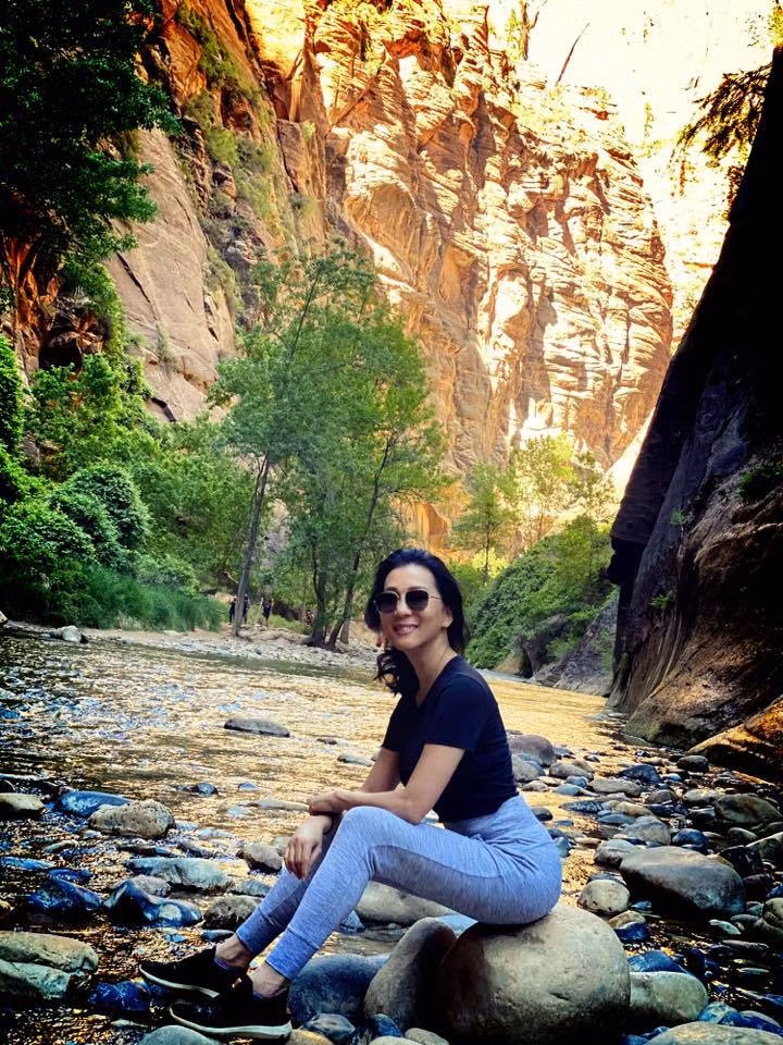 Kỳ Duyên thư giãn giữa núi rừng.