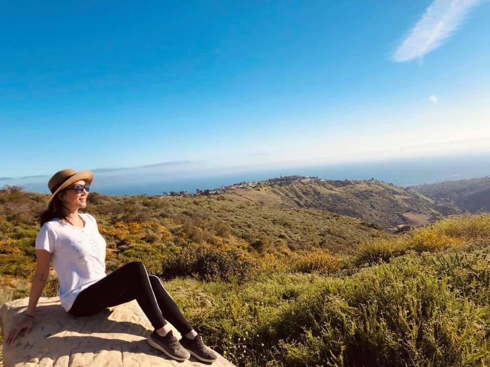 "Có thể hiện giờ, ai trong chúng ta cũng có chút xáo trộn trong lòng và tôi cũng như vậy. Để giữ tâm bình yên, tôi luôn dành thời gian ra để thiền. Thiền từ lâu là một phần trong cuộc sống của mình. Cho dù bận đến mấy, tôi cũng ráng dành 10 - 15 phút/ngày để thiền định. Chúng ta nên làm ngay bây giờ vì thiền giúp con người suy nghĩ thông suốt hơn, bỏ qua những gì phiền muộn, hiểu bản thân và trân trọng cuộc sống hơn. Từ đó sức khỏe lại tăng lên cùng tinh thần thoải mái và khỏe khoắn", Kỳ Duyên chia sẻ.