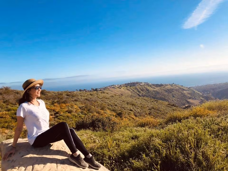 "Có thể hiện giờ, ai trong chúng ta cũng có chút xáo trộn trong lòng và tôi cũng như vậy. Để giữ tâm bình yên, tôi luôn dành thời gian ra để thiền. Thiền từ lâu là một phần trong cuộc sống của mình. Cho dù bận đến mấy, tôi cũng ráng dành 10 - 15 phút/ngày để thiền định. Chúng ta nên làm ngay bây giờ vì thiền giúp con người suy nghĩ thông suốt hơn, bỏ qua những gì phiền muộn, hiểu bản thân và trân trọng cuộc sống hơn. Từ đó sức khỏe lại tăng lên cùng tinh thần thoải mái và khỏe khoắn", Kỳ Duyên chia sẻ.