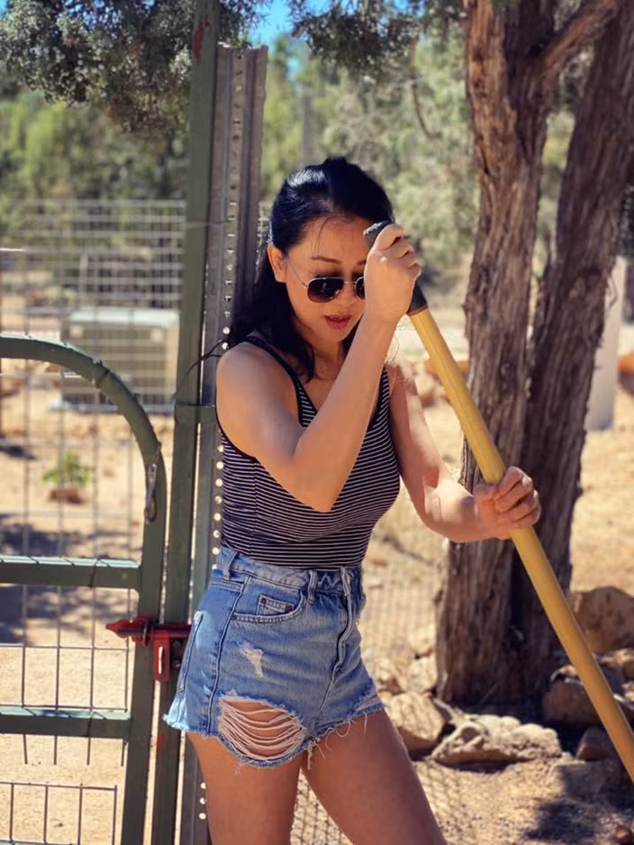 Mỗi ngày, Kỳ Duyên nhờ người quen mua thức ăn treo trước cửa rồi ra lấy thức ăn, xịt khử trùng túi ni-lông.