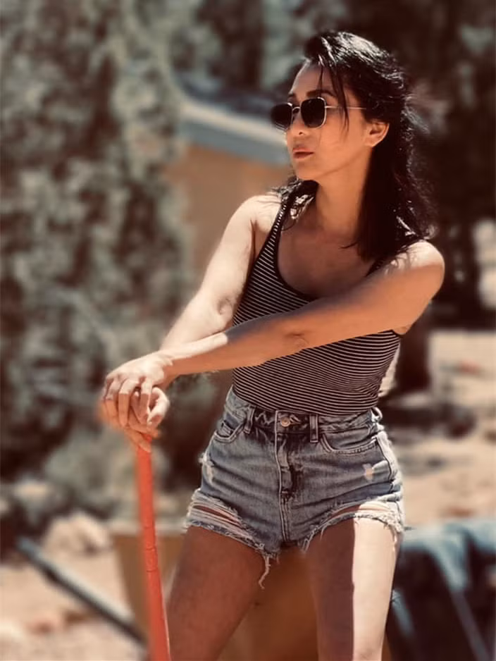 Đến tháng 6 vừa rồi, cô mới thỉnh thoảng chở con gái đi đến những vùng ngoại ô xa không có người để hòa mình cùng thiên nhiên.