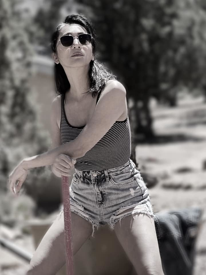 Cô tự tay nấu ăn cho cả gia đình nhưng nấu thành 2 phần ăn gồm một phần ăn mặn cho mọi người và một phần chay cho mình.