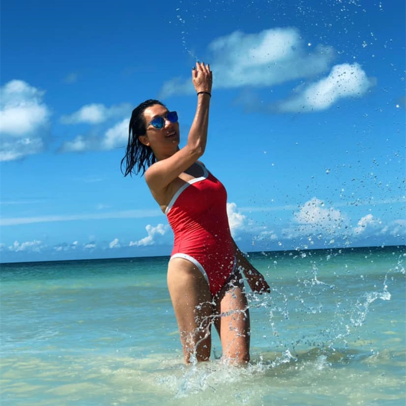 Cười nhiều là xem nhẹ mọi chuyện vì biết được sự tạm bợ của cuộc sống này. Mọi vận, mọi người và mọi chuyện sẽ thay đổi. Không có gì tồn tại và không có gì của ta mãi mãi nên Hãy cứ vui chơi cuộc đời đừng cuồng điên mơ trăm năm sau...", Kỳ Duyên chia sẻ hóm hỉnh.