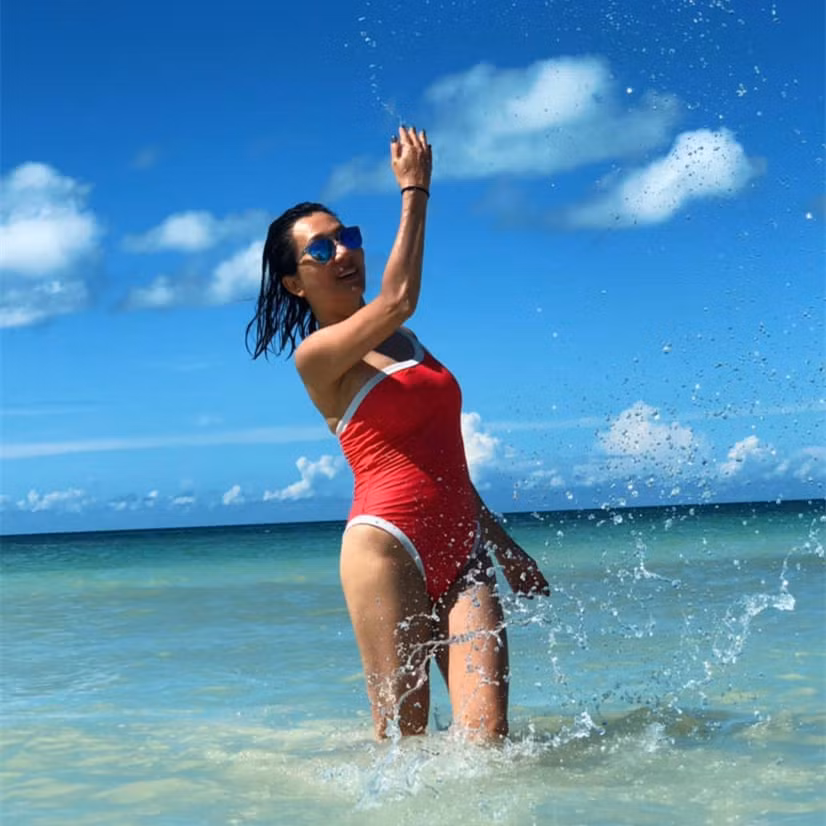 Cười nhiều là xem nhẹ mọi chuyện vì biết được sự tạm bợ của cuộc sống này. Mọi vận, mọi người và mọi chuyện sẽ thay đổi. Không có gì tồn tại và không có gì của ta mãi mãi nên Hãy cứ vui chơi cuộc đời đừng cuồng điên mơ trăm năm sau...", Kỳ Duyên chia sẻ hóm hỉnh.