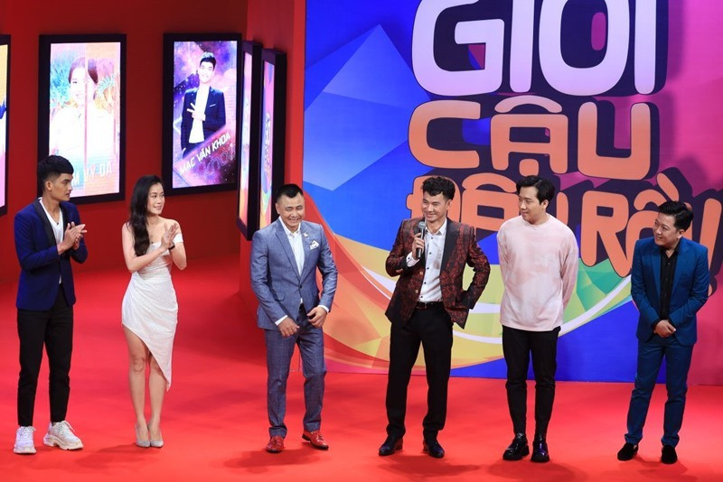 Ngay trong màn chào sân, Trấn Thành đã khiến cả trường quay bật cười sảng khoái khi nhận xét về phong cách thời trang của Mạc Văn Khoa: "Giày thì thể thao, áo ngoài là vest mà bên trong là áo ngủ”. Ngay lập tức, Mạc Văn Khoa trả lời lại rằng vì gần đây anh đi tập tạ, người to hơn nên phải mặc áo thun.