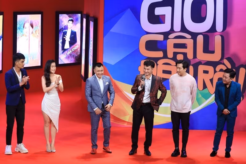 Ngay trong màn chào sân, Trấn Thành đã khiến cả trường quay bật cười sảng khoái khi nhận xét về phong cách thời trang của Mạc Văn Khoa: "Giày thì thể thao, áo ngoài là vest mà bên trong là áo ngủ”. Ngay lập tức, Mạc Văn Khoa trả lời lại rằng vì gần đây anh đi tập tạ, người to hơn nên phải mặc áo thun.