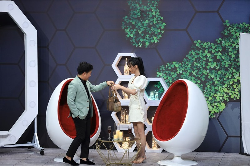 Tiếp đến, Trường Giang liên tục khen Lynk Lee và sử dụng những cử chỉ thân mật để đòi hôn Lynk Lee nhiều lần. Khi Trường Giang tiến đến gần, Lynk Lee nhanh trí nói: “Anh ơi, hình như con mình nó khóc hay sao đó anh”. Nhận ra mình và chồng chưa hề có con, Lynk Lee liền “bẻ lái”: “À thì ra là con hàng xóm nó khóc”.