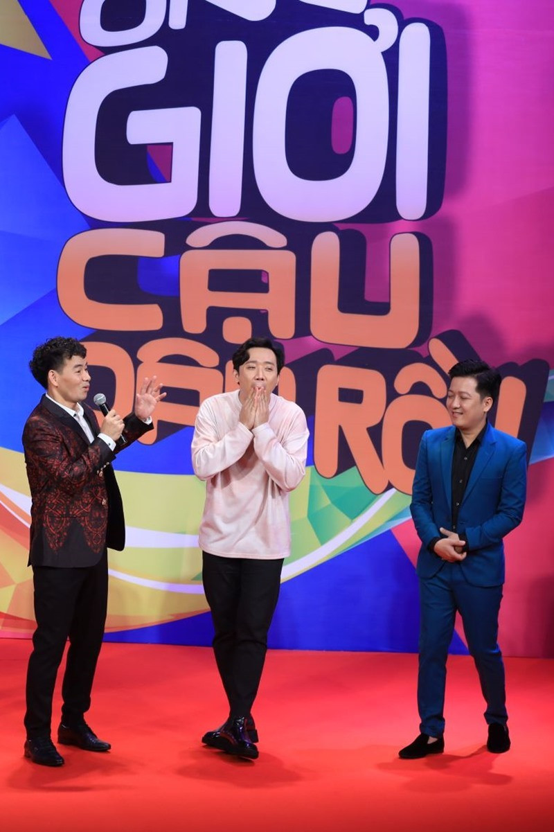 Trấn Thành sau đó cũng bị các trưởng phòng bình luận về phong cách thời trang. MC Xuân Bắc nói: “Dạo này khán giả hay nói Xìn ca rất hay mặc áo suông”. Trấn Thành liên rục giải thích: “Em lấy vợ Hàn Quốc thì cũng muốn đổi phong cách K-Pop”.