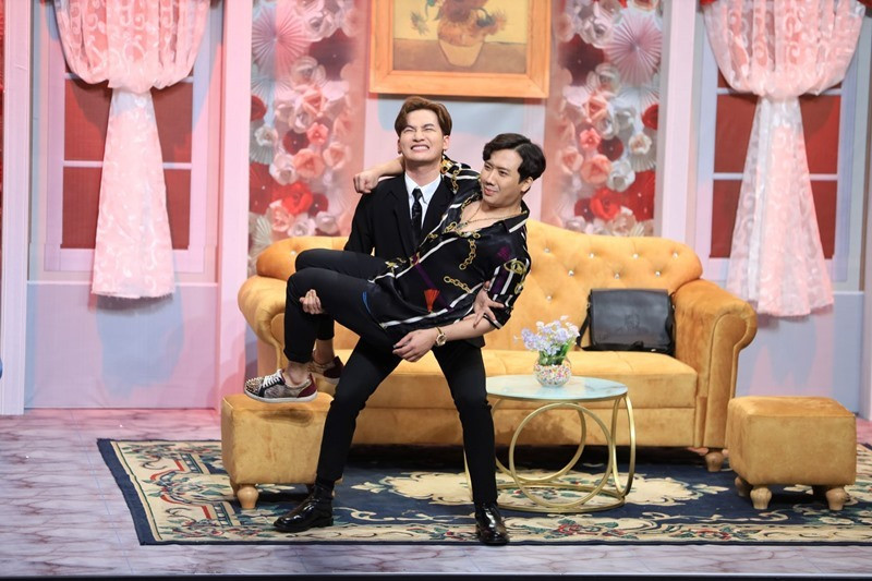 Dù rằng là hội bạn thân với nhau ở ngoài đời nhưng Trấn Thành không hề nương tay và yêu cầu Ali Hoàng Dương thể hiện sức khỏe bằng cách bế anh lên. Ngay sau đó, Trúc Nhân bất ngờ xuất hiện trong vai của một người bán báo quen thuộc. Ngay khi xuất hiện, Trúc Nhân liền bị Trấn Thành mắng mỏ. Chứng kiến cảnh tượng này, Ali lên tiếng: “Mày với nó có gây chuyện thì cũng không ảnh hưởng gì đến tao cho nên mày thích thì mày chửi”.