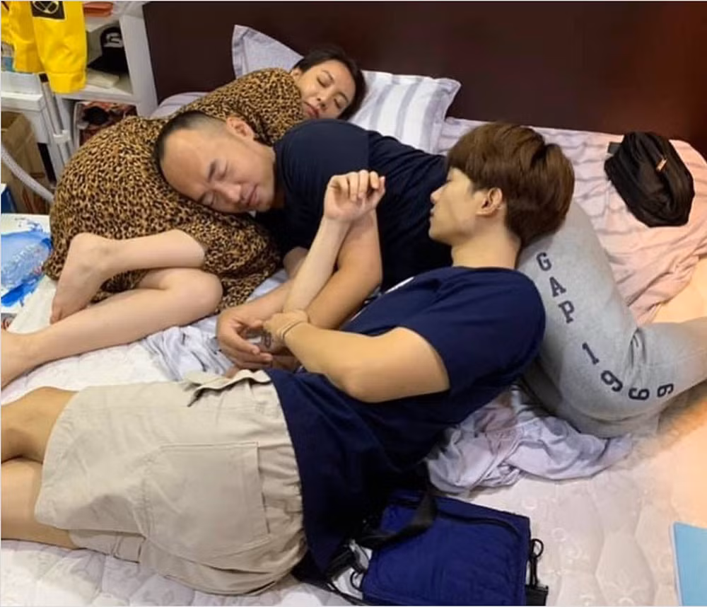 Tiến Luật đăng tải hình ảnh dí dỏm bên bà xã Thu Trang và diễn viên Anh Tú.