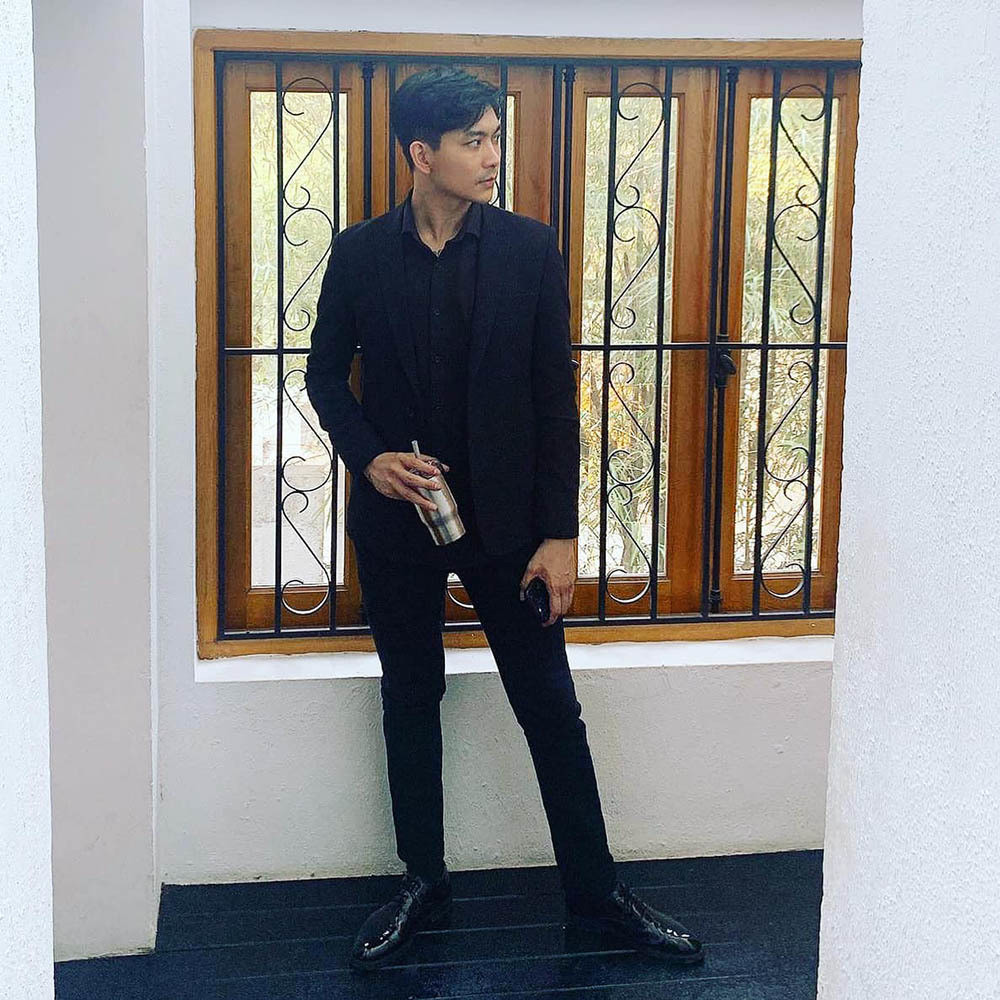 Đăng tải hình ảnh diện vest bảnh bao, Tim viết: “Đi quay tại bối cảnh quen thuộc – biệt thự cầu Trao Trảo. Ly cafe giữ tỉnh táo cả ngày. Năm nay hy vọng có duyên đi thật nhiều nơi gieo điều lành và sống thật nhẹ nhàng”.