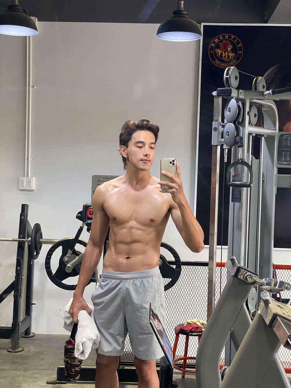 Thuận Nguyễn khiến người hâm mộ thích thú khi khoe thân hình 6 múi. Nam diễn viên cho biết anh đã giảm được 7kg sau 25 ngày chăm chỉ luyện tập cùng chế độ ăn uống kỹ lưỡng.