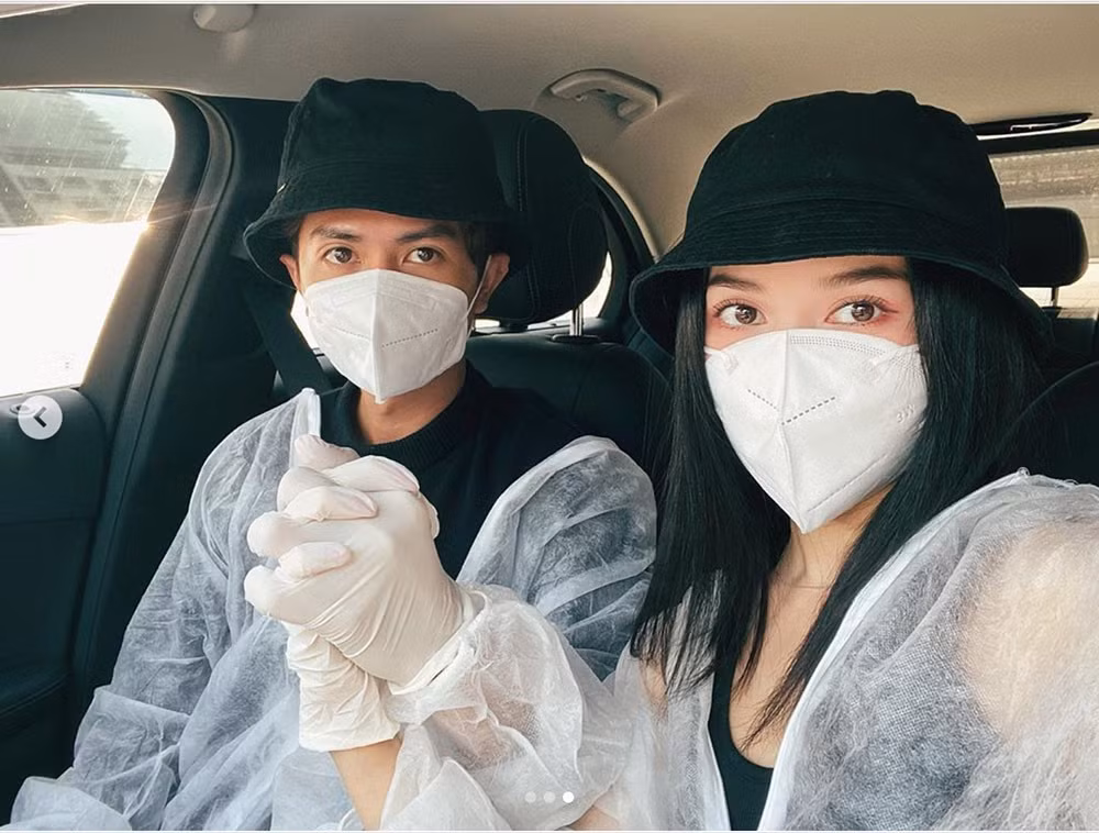 Thời trang hẹn hò giữa mùa dịch của Sĩ Thanh và Huỳnh Phương. Chia sẻ hình ảnh này trên trang cá nhân, Sĩ Thanh không quên động viên người hâm mộ: “Hẹn hò mùa Cô Vi! Mong qua mau cái giai đoạn khó khăn này! Mọi người ơi cùng cố gắng và lạc quan nhé”.