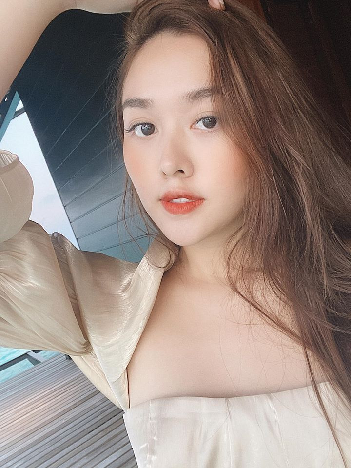 Sở hữu dung nhan xinh đẹp, chiều cao 1m71, Á hậu 10X tham gia làm mẫu ảnh từ năm học cấp 3 và được nhiều nhãn hàng săn đón.