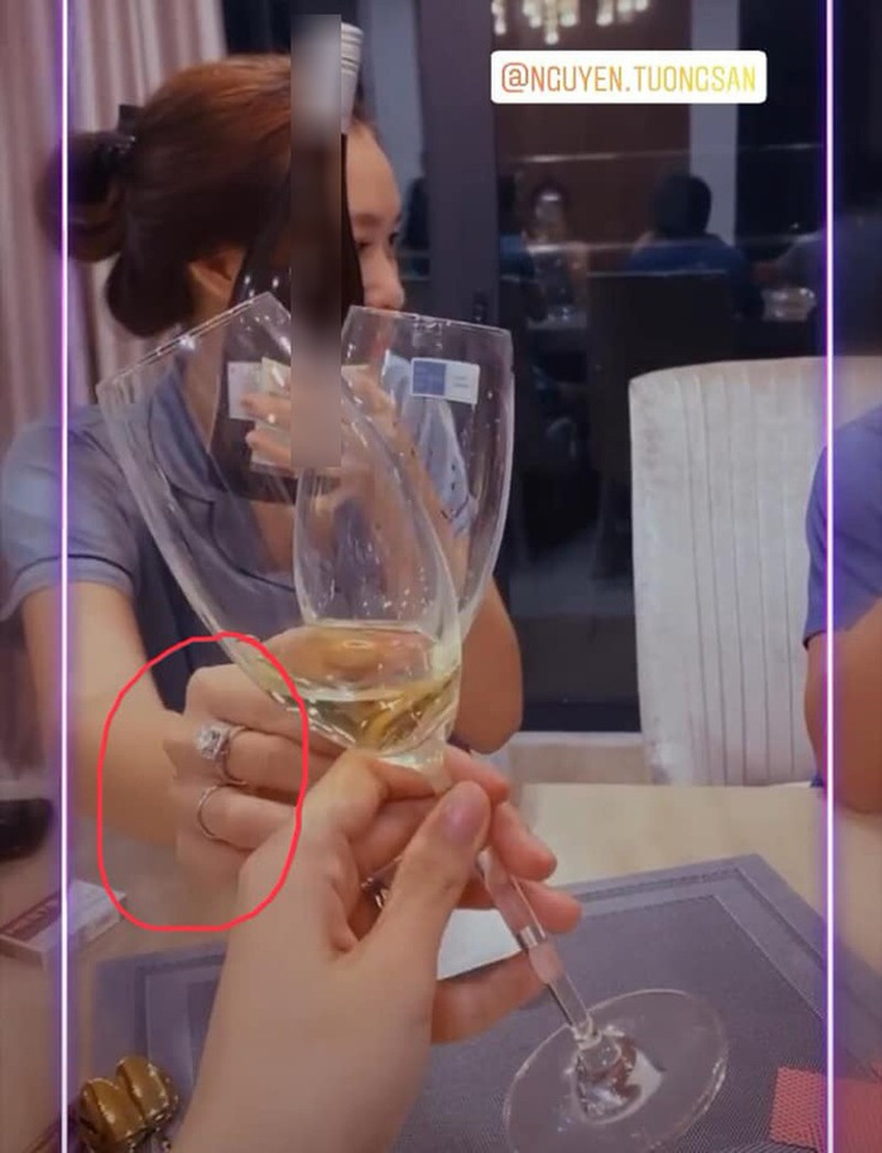 Việc Tường San đeo nhẫn kim cương ở ngón giữa và một chiếc nhẫn ở ngón áp út càng khiến tin đồn cô đính hôn có cơ sở.