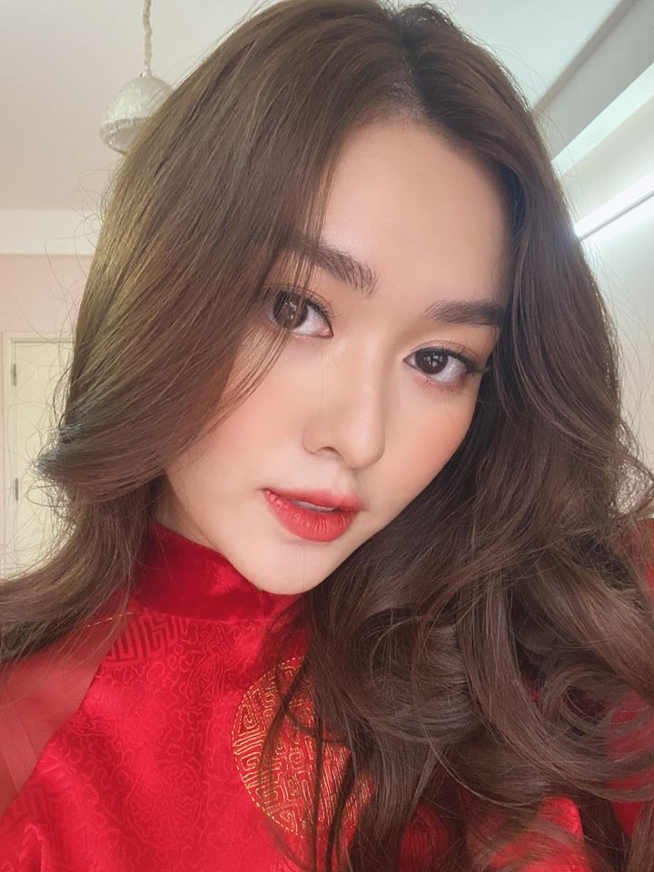 Qua các cuộc thi nhan sắc, Tường San càng được nhiều người chú ý. Tuy vậy, so với Lương Thùy Linh và Kiều Loan, cô nàng ít tham gia các hoạt động giải trí.