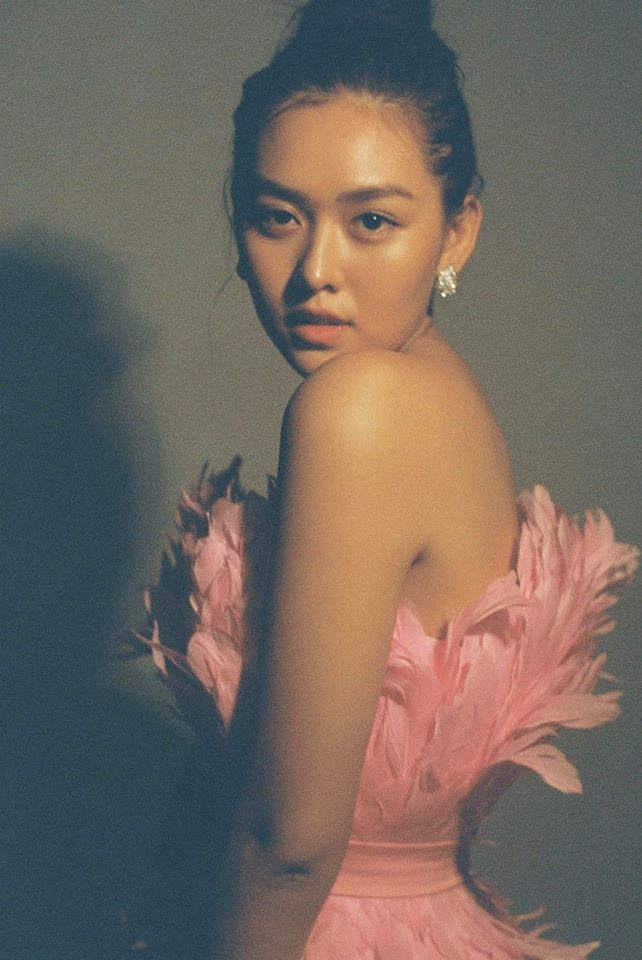 Ve goi cam cua a hau dinh nghi van dinh hon voi ban trai thieu gia