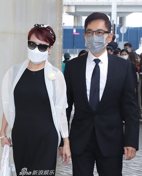 Hoa hậu Hong Kong Địch Ba Lạp - mẹ tài tử Tạ Đình Phong đi cùng ông xã Giang Diệu Thành. Được biết, bên cạnh sự nghiệp danh tiếng, ông Hà còn gây nhiều chú ý bởi đời tư gia đình với 4 người vợ và 17 người con cả trai lẫn gái.