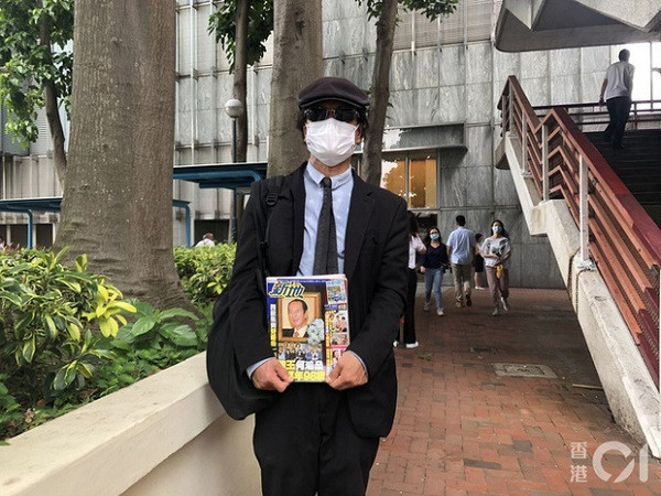 Một người họ Lương đến viếng vua sòng bài Macau Hà Hồng Sân lần cuối. Ông nói Vua sòng bài Macau là thần tượng của mình. Có những tế phẩm của người giấu mặt gửi tới với nội dung "người chịu ơn ngài". Khi sinh thời, ông đã từng làm từ thiện rất nhiều.