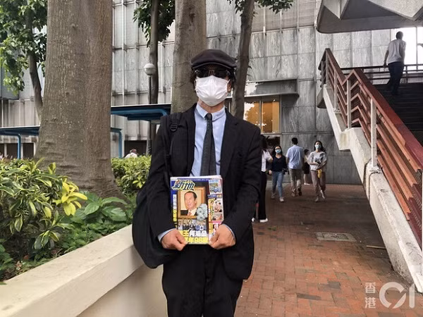 Một người họ Lương đến viếng vua sòng bài Macau Hà Hồng Sân lần cuối. Ông nói Vua sòng bài Macau là thần tượng của mình. Có những tế phẩm của người giấu mặt gửi tới với nội dung "người chịu ơn ngài". Khi sinh thời, ông đã từng làm từ thiện rất nhiều.