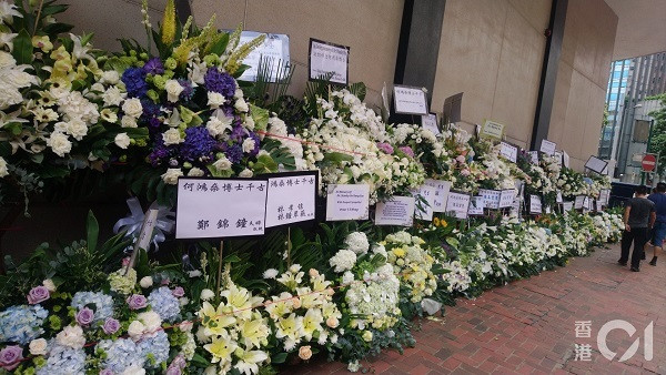 Ngoài các nhân vật nổi tiếng, những người dân bình thường cũng tới viếng ông Hà. Bên ngoài nhà tang lễ được đặt rất nhiều vòng hoa được gửi đến từ khắp nơi.