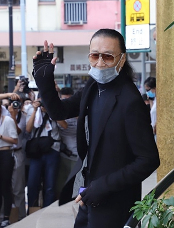 Tạ Hiền - bố tài tử Tạ Đình Phong tới lễ viếng. Được biết lúc sinh thời tỷ phú Hà Hồng Sân có mối giao hảo tốt với các nghệ sĩ trong giới giải trí Hoa ngữ. Ông từng bỏ tiền đầu tư phim, thậm chí góp mặt trên màn ảnh với vai trò diễn viên cùng dàn sao đình đám của Hong Kong.