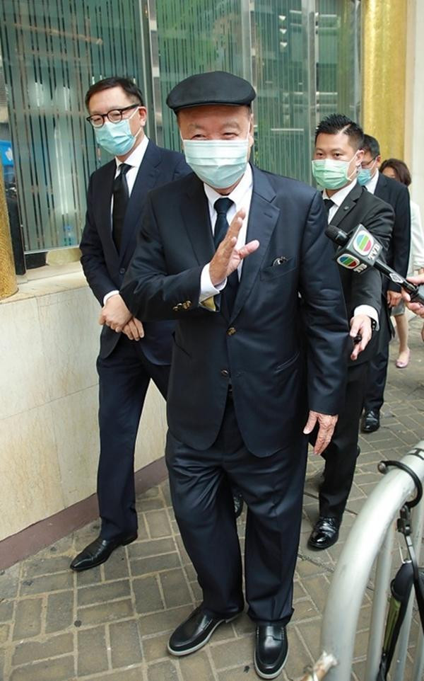 Hứa Tấn Hanh là chồng Hoa hậu Lý Gia Hân và tỷ phú sòng bạc Lữ Chí Hòa tới đưa tiễn ông Hà. Những người đến viếng phải đeo khẩu trang và được khử trùng toàn thân trước khi vào trong.