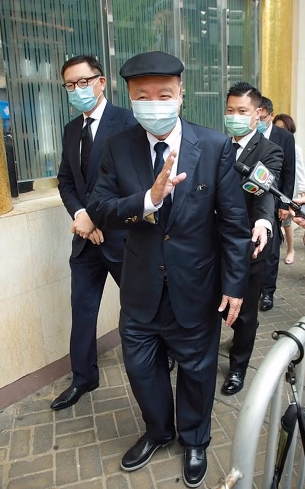 Hứa Tấn Hanh là chồng Hoa hậu Lý Gia Hân và tỷ phú sòng bạc Lữ Chí Hòa tới đưa tiễn ông Hà. Những người đến viếng phải đeo khẩu trang và được khử trùng toàn thân trước khi vào trong.