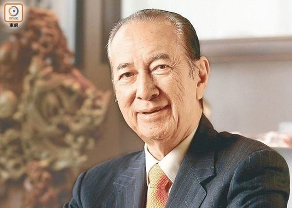 Những người đến viếng sẽ được tặng một quyển số lưu niệm ghi lại cuộc đời của ông. Hà Hồng Sân một mình đến Macau làm việc năm 1941. Đến năm 1962, ông thành lập công ty của riêng mình. Từ đó, sự nghiệp của ông ngày càng phát triển, ông cũng nhiệt tình tham gia các hoạt động phúc lợi cộng đồng.