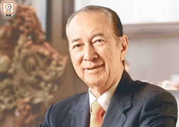 Những người đến viếng sẽ được tặng một quyển số lưu niệm ghi lại cuộc đời của ông. Hà Hồng Sân một mình đến Macau làm việc năm 1941. Đến năm 1962, ông thành lập công ty của riêng mình. Từ đó, sự nghiệp của ông ngày càng phát triển, ông cũng nhiệt tình tham gia các hoạt động phúc lợi cộng đồng.