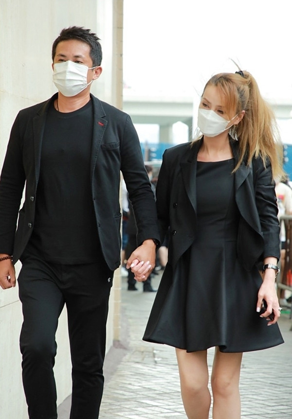 Quản lý đài ATV Thịnh Phẩm Nho và doanh nhân Thái Nhất Phượng. Theo nghi thức tang lễ truyền thống của Trung Quốc, sau lễ truy điệu là lễ an táng được tổ chức ngày 10/7.