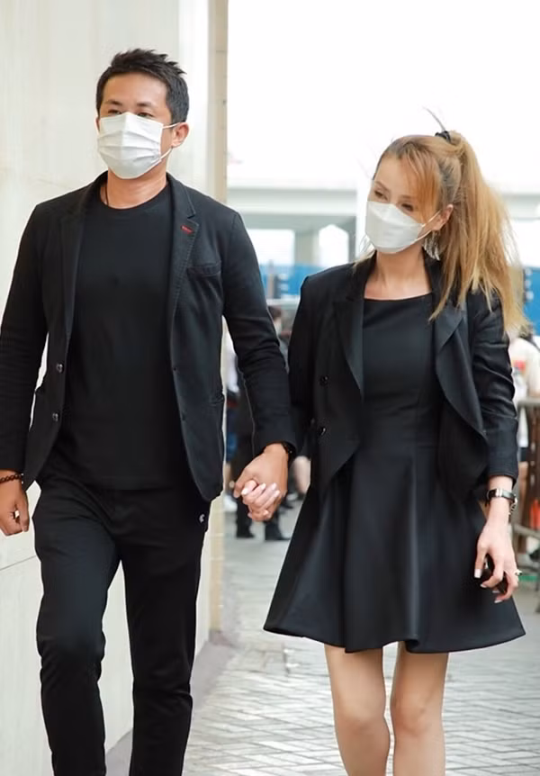 Quản lý đài ATV Thịnh Phẩm Nho và doanh nhân Thái Nhất Phượng. Theo nghi thức tang lễ truyền thống của Trung Quốc, sau lễ truy điệu là lễ an táng được tổ chức ngày 10/7.