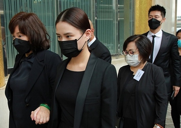 Tài tử Đậu Kiêu dự lễ viếng cùng bạn gái Hà Siêu Liên - con gái vua sòng bạc. Cả hai công khai tình cảm tháng 4/2019. Những ngôi sao không có mặt như Chung Sở Hồng, Đinh Tử Cao, Vương Tổ Lam... gửi vòng hoa tới viếng. Ông vua sòng bạc Macau sau đó sẽ được đưa về an nghỉ tại nghĩa trang Chiêu Viễn gần phía tây của đảo Hong Kong.