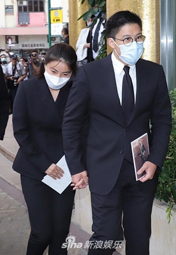 Quách Tinh Tinh và chồng Kenneth Fok xuất hiện tại tang lễ. Theo truyền thông Hong Kong ngày 7/7 cho thấy, danh sách ủy ban tang lễ được công bố có hơn 100 chính trị gia nổi tiếng và nhiều nhân vật nổi tiếng khác ở cả Macau và Hong Kong.