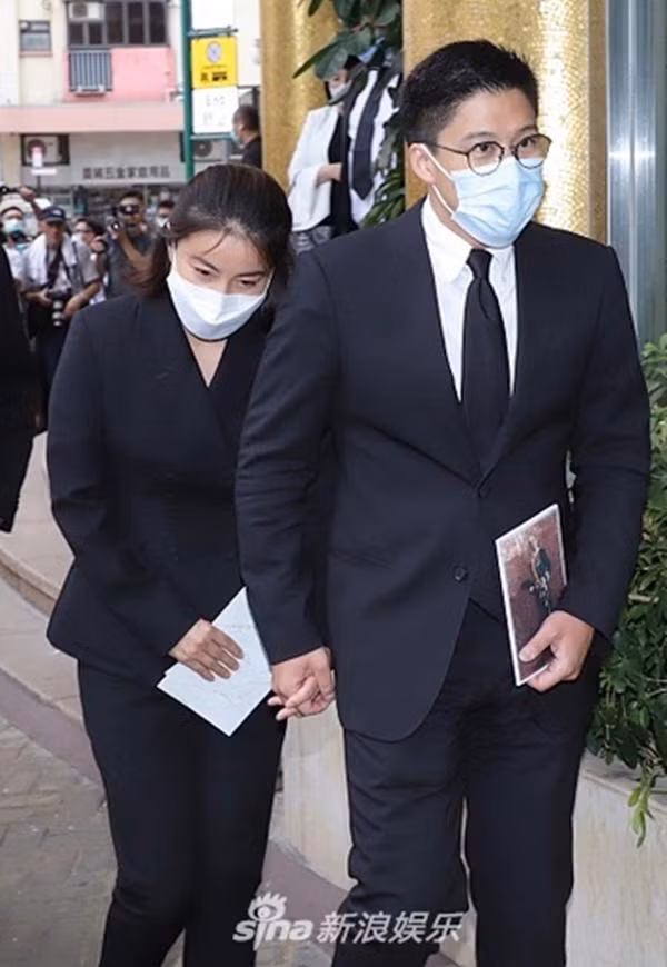 Quách Tinh Tinh và chồng Kenneth Fok xuất hiện tại tang lễ. Theo truyền thông Hong Kong ngày 7/7 cho thấy, danh sách ủy ban tang lễ được công bố có hơn 100 chính trị gia nổi tiếng và nhiều nhân vật nổi tiếng khác ở cả Macau và Hong Kong.