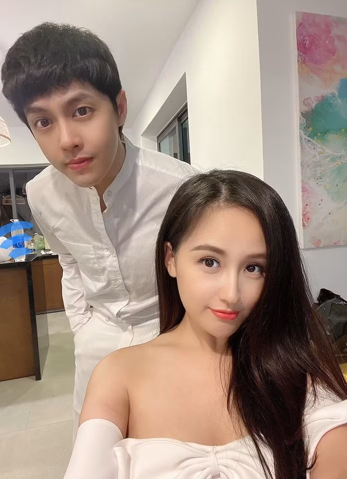 Trên trang cá nhân, Hoa hậu Mai Phương Thúy cũng đăng ảnh chụp với Noo và tếu táo viết: "Anh ấy phàn nàn về đôi tất".
