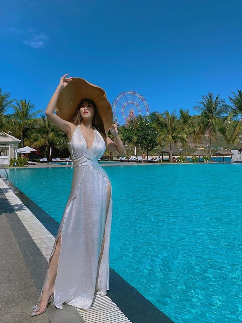 "Mặc một chiếc đầm bay bổng cũng đủ làm anh ấy phỏng tay", ca sĩ Maya khoe dáng nóng bỏng bên hồ bơi.