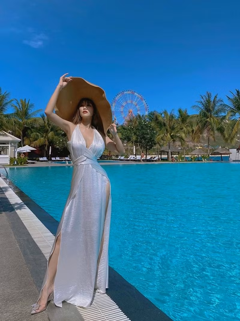 "Mặc một chiếc đầm bay bổng cũng đủ làm anh ấy phỏng tay", ca sĩ Maya khoe dáng nóng bỏng bên hồ bơi.