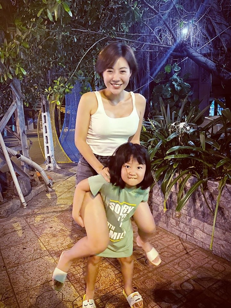 Diễn viên Thanh Hương vui vẻ đăng ảnh được con gái nhỏ cõng trên lưng: "Cho con gánh mẹ một lần, cả đời mẹ đã tảo tần gánh con".