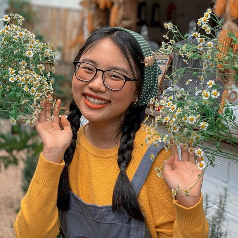 Phương Mỹ Chi hóa thành cô gái đồng quê trong chuyến đi du lịch tại Đà Lạt cùng nhóm bạn thân.