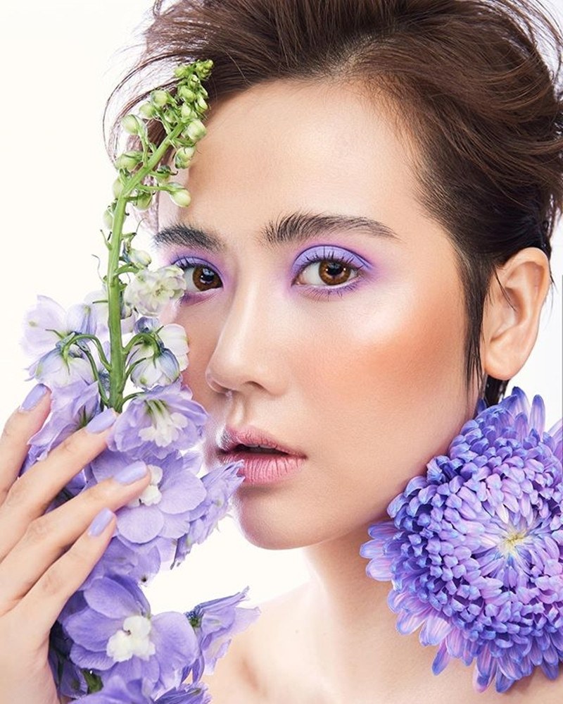 Huyền Lizzie hóa cô nàng cá tính với lối trang điểm màu tím theo trend năm nay.