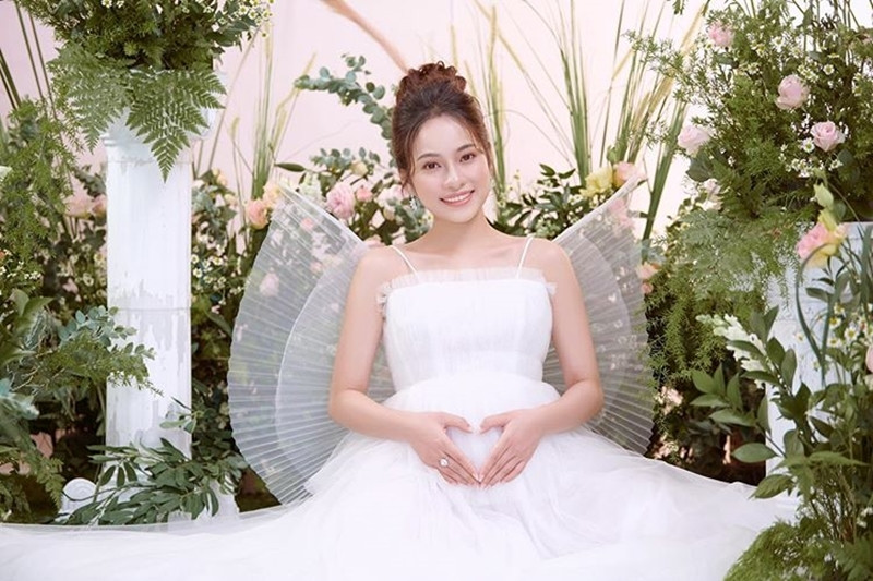 "Mỗi ngày đều suy nghĩ tích cực và cười thật tươi để các em cũng được vui lây và cười cùng với mẹ", vợ Dương Khắc Linh hạnh phúc chia sẻ khoảnh khắc mang bầu.