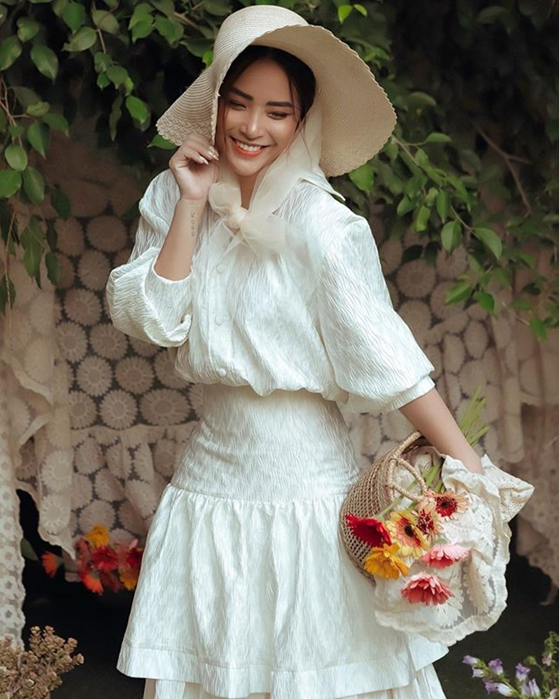 Mẹ bỉm sữa Hải Băng xinh đẹp dạo phố: "Phụ nữ thướt tha nhẹ nhàng luôn nở nụ cười dễ làm người khác yêu mến đúng không?".