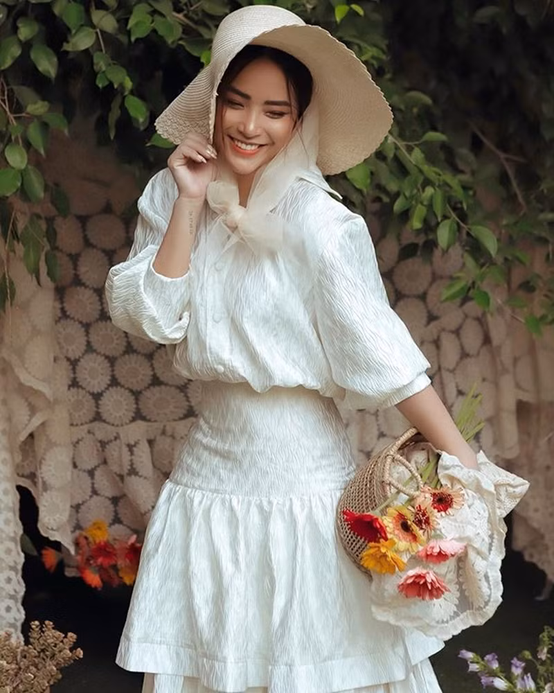 Mẹ bỉm sữa Hải Băng xinh đẹp dạo phố: "Phụ nữ thướt tha nhẹ nhàng luôn nở nụ cười dễ làm người khác yêu mến đúng không?".