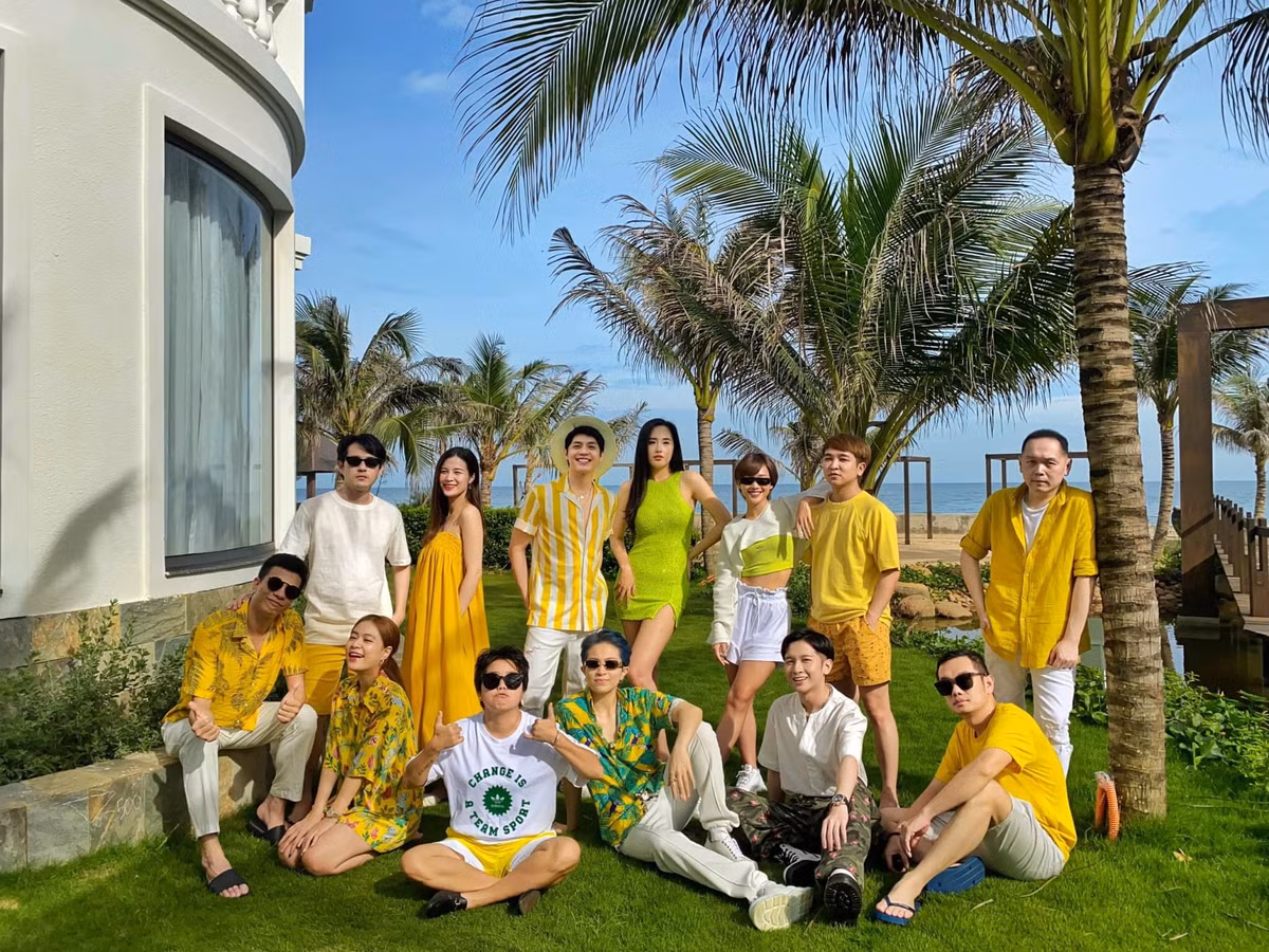 Nhóm bạn thân gồm Hoàng Thùy Linh, Gil Lê, Noo Phước Thịnh, Mai Phương Thúy và vợ chồng Đông Nhi - Ông Cao Thắng... đã có dịp vui vẻ hội ngộ.