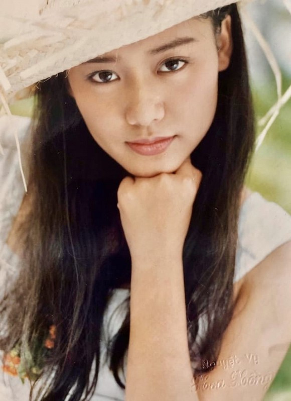 Dù không sở hữu những nét sắc sảo nhưng vẻ dịu dàng, đằm thắm của Hồng Ánh đủ chinh phục những trái tim mày râu.