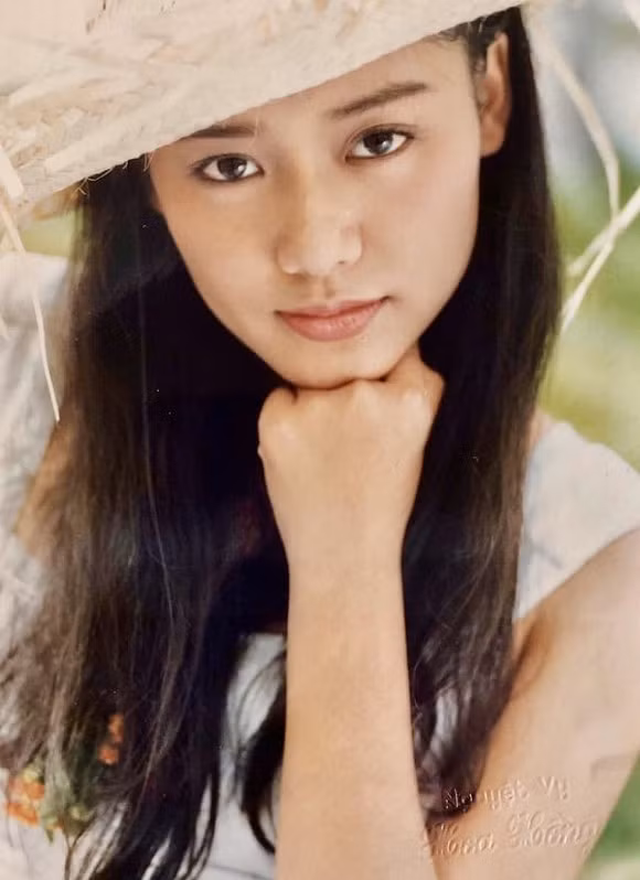 Dù không sở hữu những nét sắc sảo nhưng vẻ dịu dàng, đằm thắm của Hồng Ánh đủ chinh phục những trái tim mày râu.